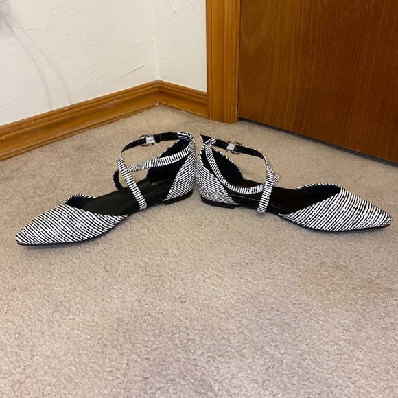 Express black & white sandals. Size 6. - Picture 6 of 7